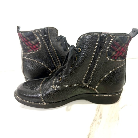 Clarks Whistle Bea Black Leather women's Boots with Red Accents 8M - Picture 5 of 8